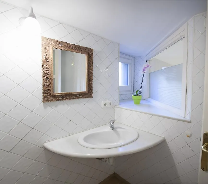 Stayingirona. Apartamento Cava 0*, Girona Spain